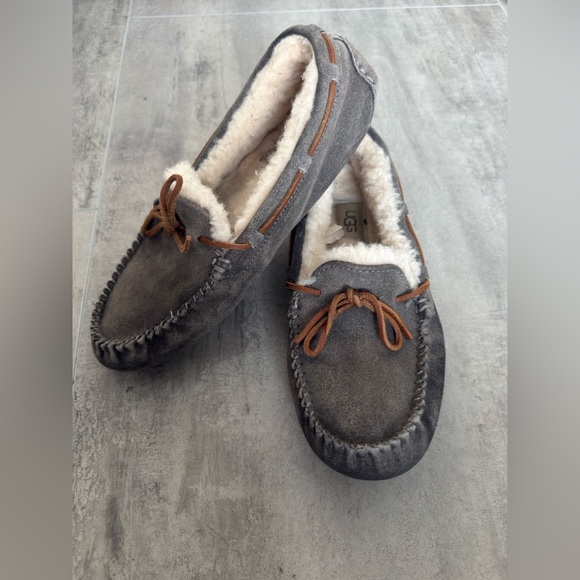 UGG Dakota Shearling Wool Moccasin Slippers Cozy Gray Size 8 - Picture 2 of 11